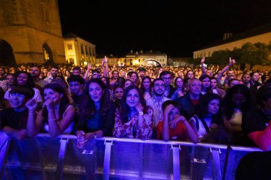 FARO, PORTUGAL: 7 Eylül 2023 - Portekiz 'in Faro kentinde düzenlenen büyük bir festival olan F Festivali' nde seyirci müzik sanatçısı.