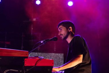 FARO, PORTUGAL: 7 Eylül 2023 - Müzik grubu Eu.Clides, Portekiz 'in Faro kentinde düzenlenen büyük bir festival olan F festivalinde sahne aldı..