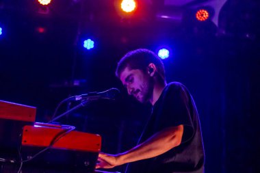 FARO, PORTUGAL: 7 Eylül 2023 - Müzik grubu Eu.Clides, Portekiz 'in Faro kentinde düzenlenen büyük bir festival olan F festivalinde sahne aldı..