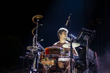 FARO, PORTUGAL: 7 Eylül 2023 - Müzik grubu Eu.Clides, Portekiz 'in Faro kentinde düzenlenen büyük bir festival olan F festivalinde sahne aldı..