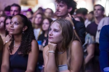 FARO, PORTUGAL: 7 Eylül 2023 - Portekiz 'in Faro kentinde düzenlenen büyük bir festival olan F Festivali' nde seyirci müzik sanatçısı.