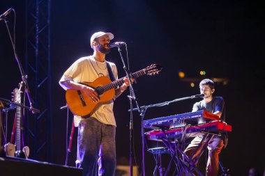 FARO, PORTUGAL: 7 Eylül 2023 - Müzik grubu Eu.Clides, Portekiz 'in Faro kentinde düzenlenen büyük bir festival olan F festivalinde sahne aldı..