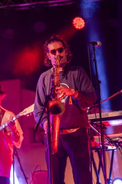 FARO, PORTUGAL: 7 Eylül 2023 - Müzik grubu, Pimenta Caseira, Portekiz 'in Faro kentinde düzenlenen büyük bir festival olan F festivalinde sahne aldı..