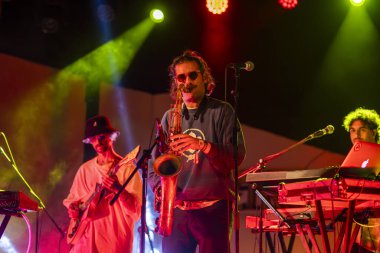 FARO, PORTUGAL: 7 Eylül 2023 - Müzik grubu, Pimenta Caseira, Portekiz 'in Faro kentinde düzenlenen büyük bir festival olan F festivalinde sahne aldı..