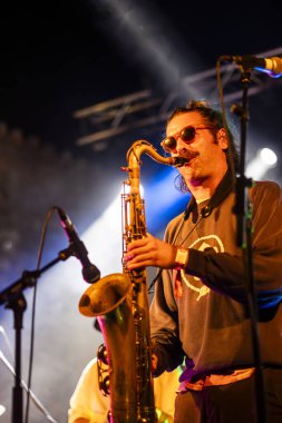 FARO, PORTUGAL: 7 Eylül 2023 - Müzik grubu, Pimenta Caseira, Portekiz 'in Faro kentinde düzenlenen büyük bir festival olan F festivalinde sahne aldı..