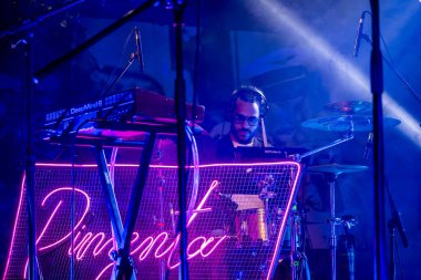 FARO, PORTUGAL: 7 Eylül 2023 - Müzik grubu, Pimenta Caseira, Portekiz 'in Faro kentinde düzenlenen büyük bir festival olan F festivalinde sahne aldı..