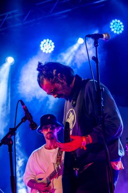 FARO, PORTUGAL: 7 Eylül 2023 - Müzik grubu, Pimenta Caseira, Portekiz 'in Faro kentinde düzenlenen büyük bir festival olan F festivalinde sahne aldı..