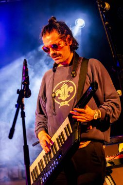 FARO, PORTUGAL: 7 Eylül 2023 - Müzik grubu, Pimenta Caseira, Portekiz 'in Faro kentinde düzenlenen büyük bir festival olan F festivalinde sahne aldı..