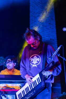 FARO, PORTUGAL: 7 Eylül 2023 - Müzik grubu, Pimenta Caseira, Portekiz 'in Faro kentinde düzenlenen büyük bir festival olan F festivalinde sahne aldı..