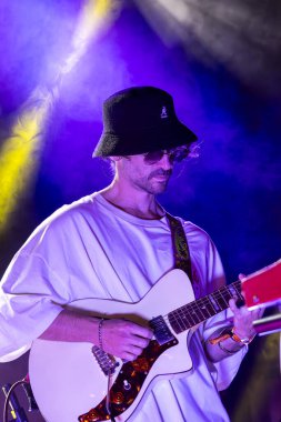 FARO, PORTUGAL: 7 Eylül 2023 - Müzik grubu, Pimenta Caseira, Portekiz 'in Faro kentinde düzenlenen büyük bir festival olan F festivalinde sahne aldı..