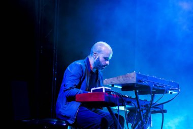 FARO, PORTUGAL: 7 Eylül 2023 - Müzik grubu S.Pedro, Portekiz 'in Faro kentinde düzenlenen büyük bir festival olan F festivalinde sahne aldı..