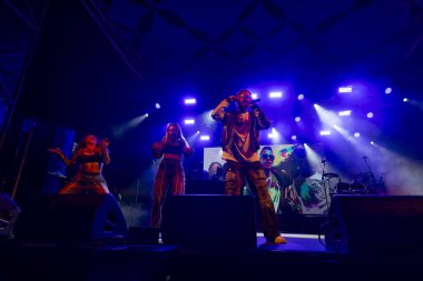 FARO, PORTUGAL: 7 Eylül 2023 - Supa Squad müzik grubu, Portekiz 'in Faro kentinde düzenlenen büyük bir festival olan F festivalinde sahne aldı..