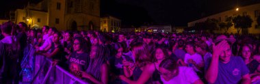 FARO, PORTUGAL: 7 Eylül 2023 - Portekiz 'in Faro kentinde düzenlenen büyük bir festival olan F Festivali' nde seyirci müzik sanatçısı.