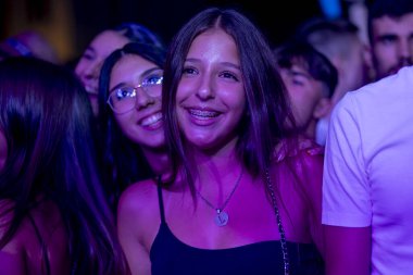 FARO, PORTUGAL: 7 Eylül 2023 - Portekiz 'in Faro kentinde düzenlenen büyük bir festival olan F Festivali' nde seyirci müzik sanatçısı.