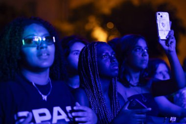 FARO, PORTUGAL: 7 Eylül 2023 - Portekiz 'in Faro kentinde düzenlenen büyük bir festival olan F Festivali' nde seyirci müzik sanatçısı.