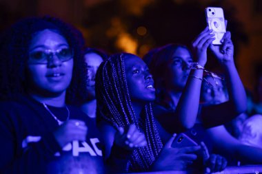 FARO, PORTUGAL: 7 Eylül 2023 - Portekiz 'in Faro kentinde düzenlenen büyük bir festival olan F Festivali' nde seyirci müzik sanatçısı.