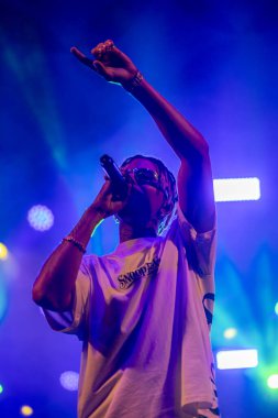 FARO, PORTUGAL: 7 Eylül 2023 - Supa Squad müzik grubu, Portekiz 'in Faro kentinde düzenlenen büyük bir festival olan F festivalinde sahne aldı..