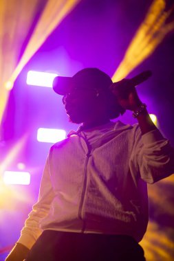 FARO, PORTUGAL: 7 Eylül 2023 - Supa Squad müzik grubu, Portekiz 'in Faro kentinde düzenlenen büyük bir festival olan F festivalinde sahne aldı..