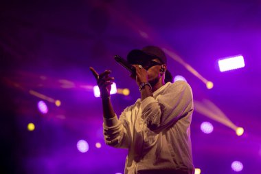 FARO, PORTUGAL: 7 Eylül 2023 - Supa Squad müzik grubu, Portekiz 'in Faro kentinde düzenlenen büyük bir festival olan F festivalinde sahne aldı..