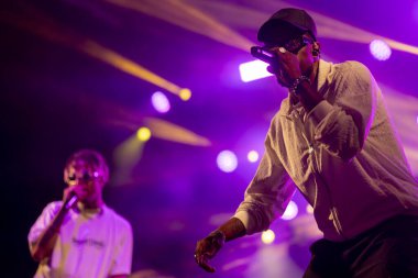 FARO, PORTUGAL: 7 Eylül 2023 - Supa Squad müzik grubu, Portekiz 'in Faro kentinde düzenlenen büyük bir festival olan F festivalinde sahne aldı..