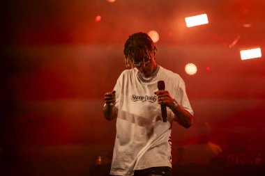 FARO, PORTUGAL: 7 Eylül 2023 - Supa Squad müzik grubu, Portekiz 'in Faro kentinde düzenlenen büyük bir festival olan F festivalinde sahne aldı..
