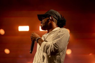 FARO, PORTUGAL: 7 Eylül 2023 - Supa Squad müzik grubu, Portekiz 'in Faro kentinde düzenlenen büyük bir festival olan F festivalinde sahne aldı..