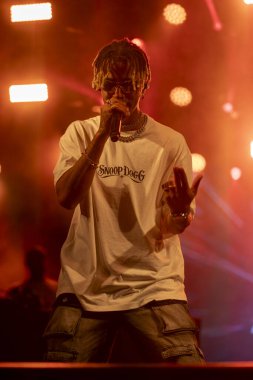 FARO, PORTUGAL: 7 Eylül 2023 - Supa Squad müzik grubu, Portekiz 'in Faro kentinde düzenlenen büyük bir festival olan F festivalinde sahne aldı..