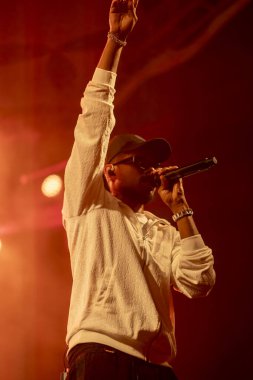 FARO, PORTUGAL: 7 Eylül 2023 - Supa Squad müzik grubu, Portekiz 'in Faro kentinde düzenlenen büyük bir festival olan F festivalinde sahne aldı..