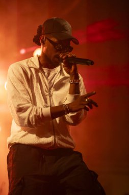 FARO, PORTUGAL: 7 Eylül 2023 - Supa Squad müzik grubu, Portekiz 'in Faro kentinde düzenlenen büyük bir festival olan F festivalinde sahne aldı..
