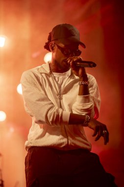 FARO, PORTUGAL: 7 Eylül 2023 - Supa Squad müzik grubu, Portekiz 'in Faro kentinde düzenlenen büyük bir festival olan F festivalinde sahne aldı..