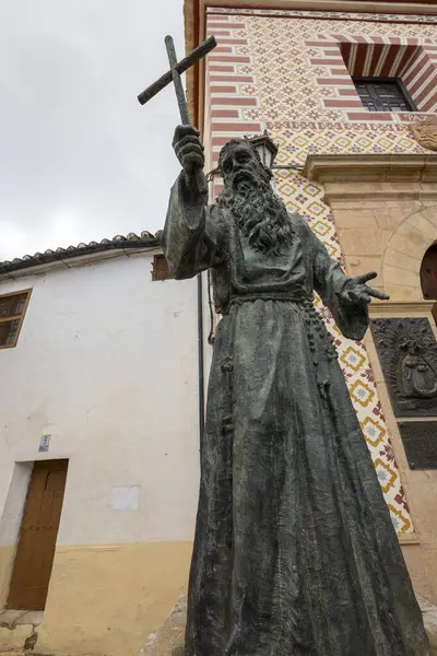 Keşiş Diego Jose de Cadiz 'in heykelinin yakın görüntüsü, Nuestra Senora de La Paz, Ronda, İspanya Kilisesi önünde yer almaktadır..