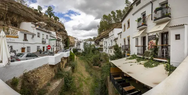 Setenil de las Bodegas, İspanya - 20 Ekim 2023: Resimli Setenil de las Bodegas köyü, İspanya.