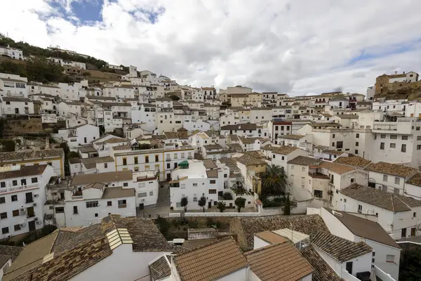 Setenil de las Bodegas, İspanya - 20 Ekim 2023: Resimli Setenil de las Bodegas köyü, İspanya.