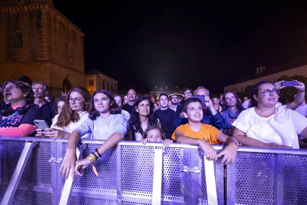 FARO, PORTUGAL: 7 Eylül 2023 - Portekiz 'in Faro kentinde düzenlenen büyük bir festival olan F Festivali' nde seyirci müzik sanatçısı.