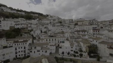 Setenil de las Bodegas, İspanya - 20 Ekim 2023: Resimli Setenil de las Bodegas köyü, İspanya.