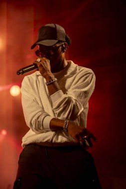 FARO, PORTUGAL: 7 Eylül 2023 - Supa Squad müzik grubu, Portekiz 'in Faro kentinde düzenlenen büyük bir festival olan F festivalinde sahne aldı..