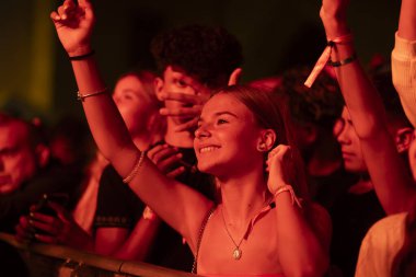 FARO, PORTUGAL: 7 Eylül 2023 - Portekiz 'in Faro kentinde düzenlenen büyük bir festival olan F Festivali' nde seyirci müzik sanatçısı.