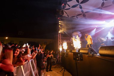 FARO, PORTUGAL: 7 Eylül 2023 - Supa Squad müzik grubu, Portekiz 'in Faro kentinde düzenlenen büyük bir festival olan F festivalinde sahne aldı..