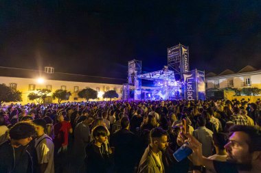 FARO, PORTUGAL: 7 Eylül 2023 - Supa Squad müzik grubu, Portekiz 'in Faro kentinde düzenlenen büyük bir festival olan F festivalinde sahne aldı..