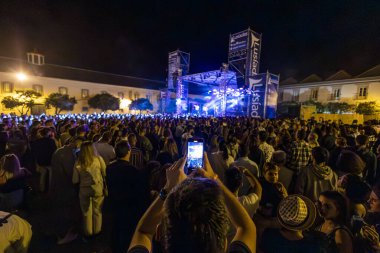FARO, PORTUGAL: 7 Eylül 2023 - Hayran bir müzik festivalinde canlı müzik konseri hakkında bir video kaydediyor.
