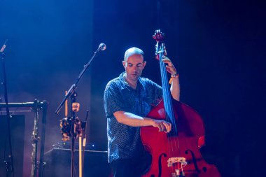 FARO, PORTUGAL: 7 Eylül 2023 - Müzik grubu, Club Makumba, Portekiz 'in Faro kentinde düzenlenen büyük bir festival olan F festivalinde sahne aldı..