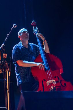 FARO, PORTUGAL: 7 Eylül 2023 - Müzik grubu, Club Makumba, Portekiz 'in Faro kentinde düzenlenen büyük bir festival olan F festivalinde sahne aldı..