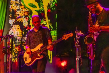 FARO, PORTUGAL: 7 Eylül 2023 - Müzik grubu, Club Makumba, Portekiz 'in Faro kentinde düzenlenen büyük bir festival olan F festivalinde sahne aldı..