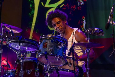 FARO, PORTUGAL: 7 Eylül 2023 - Müzik grubu, Club Makumba, Portekiz 'in Faro kentinde düzenlenen büyük bir festival olan F festivalinde sahne aldı..