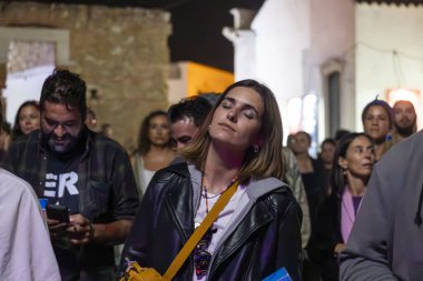 FARO, PORTUGAL: 7 Eylül 2023 - Portekiz 'in Faro kentinde düzenlenen büyük bir festival olan F Festivali' nde seyirci müzik sanatçısı.