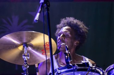 FARO, PORTUGAL: 7 Eylül 2023 - Müzik grubu, Club Makumba, Portekiz 'in Faro kentinde düzenlenen büyük bir festival olan F festivalinde sahne aldı..