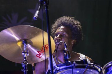 FARO, PORTUGAL: 7 Eylül 2023 - Müzik grubu, Club Makumba, Portekiz 'in Faro kentinde düzenlenen büyük bir festival olan F festivalinde sahne aldı..