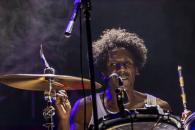 FARO, PORTUGAL: 7 Eylül 2023 - Müzik grubu, Club Makumba, Portekiz 'in Faro kentinde düzenlenen büyük bir festival olan F festivalinde sahne aldı..