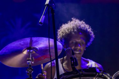 FARO, PORTUGAL: 7 Eylül 2023 - Müzik grubu, Club Makumba, Portekiz 'in Faro kentinde düzenlenen büyük bir festival olan F festivalinde sahne aldı..