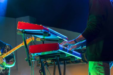 Canlı bir konserde çalan Elektronik klavye müzik sentezleyicisinin yakın görüntüsü.